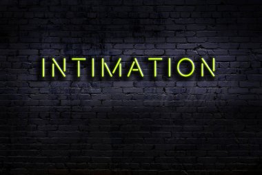 Duvara yazı yazılmış neon levhası. Gece görünümü