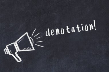 Hoparlör çizimi ve yazıtlı siyah karatahta