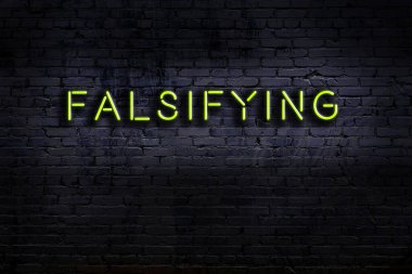 Geceleri duvarda neon levhası var. Yazı tahrif ediliyor