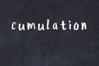 Üzerinde el yazısıyla yazılmış yazı tahtasının olduğu üniversite tahtası.