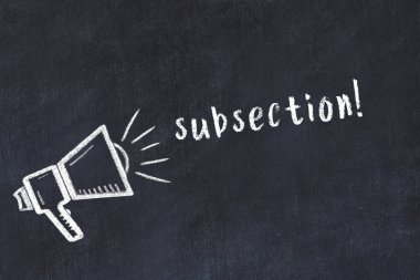 Hoparlör çizimi ve yazı alt bölümü olan siyah karatahta