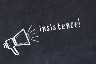 Hoparlörlerin tebeşir çizimi ve siyah masanın üzerine el yazısıyla yazılmış yazma ısrarı