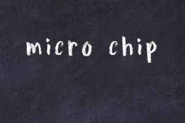 Üzerinde el yazısıyla yazılmış mikro çip olan üniversite yazı tahtası.