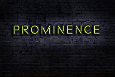 Geceleri duvarda neon levhası var. Yazı karakteri