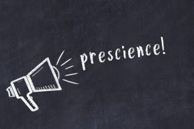 Hoparlörün tebeşir çizimi ve siyah masanın üzerine el yazısıyla yazılmış öngörü.