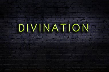 Tuğla duvara karşı yazılı neon levhası. Gece görünümü