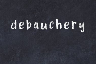 Üzerinde el yazısıyla yazılmış ahlaksızlık olan üniversite yazı tahtası.