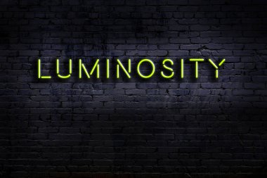 Geceleri duvarda neon levhası var. Yazı parlaklığı