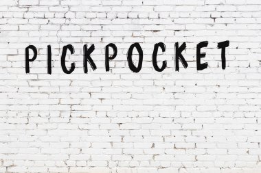 Yazı yankesicisi, beyaz duvarda siyah boya ile yazılmış..