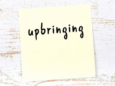 Yetiştirilmeyi hatırlatma anlayışı. Tahta duvarda üzerinde yazı olan sarı yapışkan kağıt.