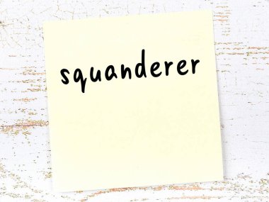 İsraf eden hakkında hatırlatma kavramı. Tahta duvarda üzerinde yazı olan sarı yapışkan kağıt.