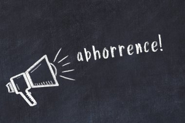 Hoparlör çizimi ve yazıt nefreti olan siyah karatahta.