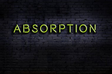 Geceleri duvarda neon levhası var. Yazı soğurma