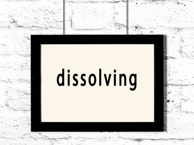 Beyaz tuğla duvarda asılı duran siyah ahşap çerçeve. 