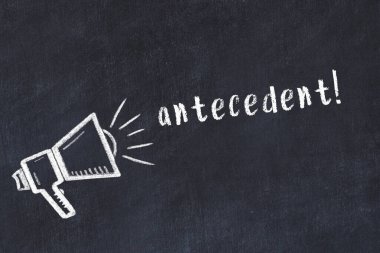 Hoparlör çizimi ve yazı tahtası olan siyah karatahta