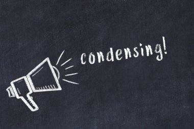 Hoparlörlerin tebeşir çizimi ve siyah masada yoğunlaşan el yazısı.