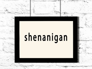 Beyaz tuğla duvarda asılı siyah ahşap çerçeve. 