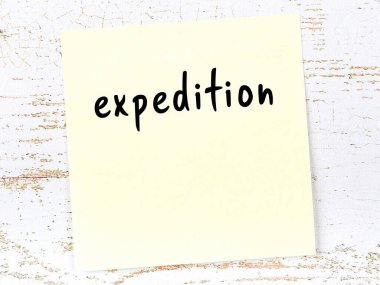 Seferi hatırlatma kavramı. Tahta duvarda üzerinde yazı olan sarı yapışkan kağıt.