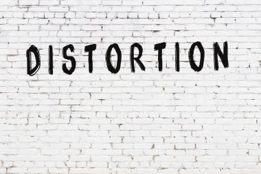 Yazı bozulması beyaz tuğla duvara siyah boya ile yazılmış..