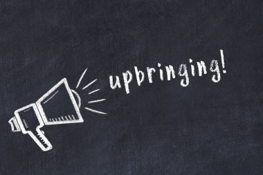 Hoparlörlerin tebeşir çizimi ve siyah masanın üzerine el yazısıyla yazılmış yazması.