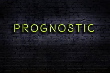 Duvara yazı yazılmış neon levhası var. Gece görünümü