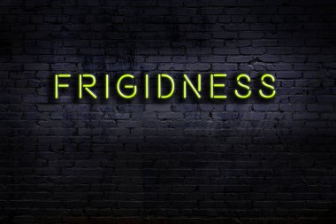 Geceleri duvarda neon levhası var. Yazıt frijitliği