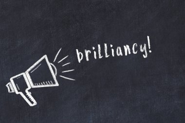 Hoparlör çizimi ve yazı dehası olan siyah karatahta