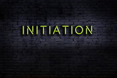 Geceleri duvarda neon levhası var. Yazıt başlatma