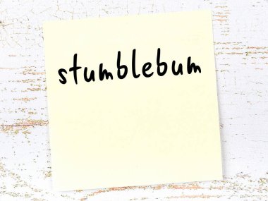 Tökezleyen serseriyi hatırlatma anlayışı. Tahta duvarda üzerinde yazı olan sarı yapışkan kağıt.