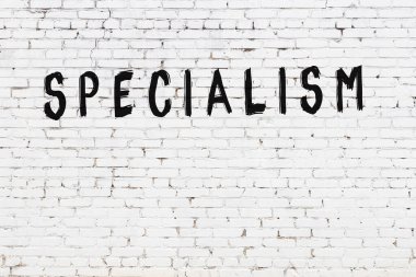 Beyaz tuğla duvara siyah boya ile yazılmış bir yazıt uzmanı..