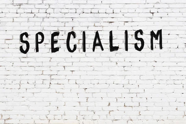 Beyaz tuğla duvara siyah boya ile yazılmış bir yazıt uzmanı..