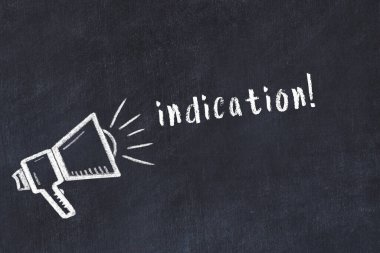 Hoparlör çizimi ve yazıt göstergesi olan siyah karatahta