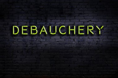 Duvara yazı kazınmış neon tabelalar. Gece görünümü