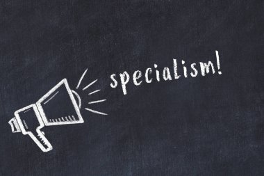 Hoparlör çizimi ve yazı uzmanlığı olan siyah karatahta.