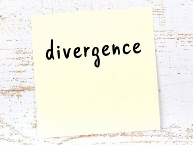 Farklılığı hatırlatma kavramı. Tahta duvarda üzerinde yazı olan sarı yapışkan kağıt.