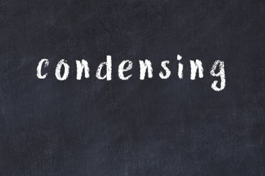 Üzerinde el yazısıyla yazılmış yazı olan kolej tahtası.