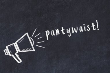 Hoparlörün tebeşir çizimi ve siyah masanın üzerine el yazısıyla yazılmış iç çamaşırı.