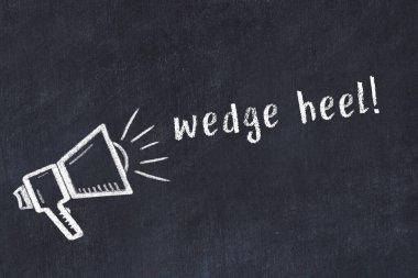 Hoparlörün tebeşir çizimi ve siyah masanın üzerine el yazısıyla yazılmış yazması topuk.