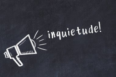 Hoparlörün tebeşir çizimi ve siyah masanın üzerine el yazması yazması engizisyon.