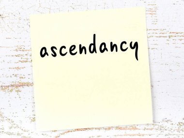 Yükselişi hatırlatma kavramı. Tahta duvarda üzerinde yazı olan sarı yapışkan kağıt.