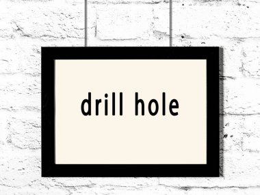 Beyaz tuğla duvara asılı siyah ahşap çerçeve. 