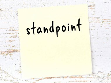 Bakış açısını hatırlatma kavramı. Tahta duvarda üzerinde yazı olan sarı yapışkan kağıt.