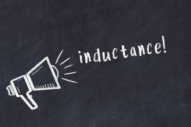 Hoparlörün tebeşir çizimi ve siyah masanın üzerine el yazısıyla yazması.