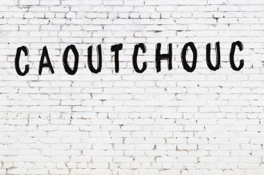 Yazılı beyaz tuğlalı duvar. Siyah boyalı el yazısı.