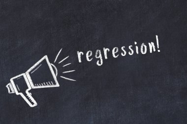 Hoparlör çizimi ve yazıt gerilemesi olan siyah karatahta