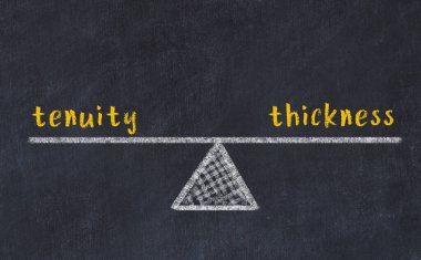 İncelik ve kalınlık arasındaki denge kavramı. Üzerinde pullar ve kelimeler olan siyah bir karatahta.