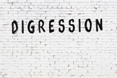 Beyaz tuğla duvara siyah boya ile yazılmış yazım hatası.