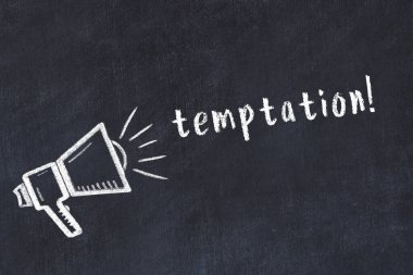 Hoparlör çizimi ve yazıt cazibesi olan siyah karatahta.