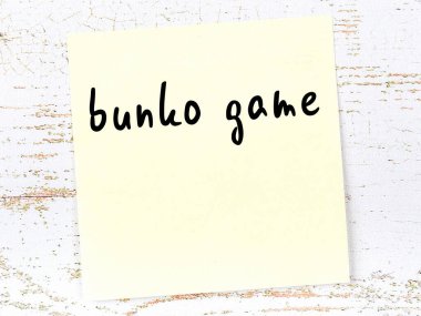 Tahta duvardaki sarı yapışkan notta el yazısıyla yazılmış ranza oyunu