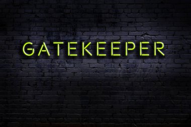 Geceleri duvarda neon levhası var. Yazı kapısı koruyucusu